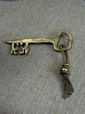 Gold Key Tassel Brooch - Women's Gold-Tone Jewelry vintage